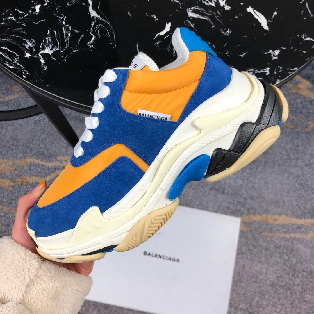 👟👟Ex-factory price 800👟👟 Balenciaga second generation 17 colors🖤 Balenciaga Triple-s Balenciaga-dad shoes. The world’s most popular retro jogging shoes 🔥. 🔺Retro distressed craftsmanship ~ original combination sole, heavy craftsmanship, not a low-end 2-layer combination sole! The upper is made of imported parachute cloth spliced ​​with nubuck matte, priced at 24 yuan per foot, which is different from the ordinary canvas on the market! The back is covered with cowhide high-frequency embossing! ⚠️When purchasing authentic products at the counter, I specifically asked the clerk about the materials. Size: 35-41 yards, men’s size 39-45, matching cloth bag, shoelaces, complete certificate of certification/men’s model will be notified later.